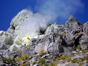 焼岳頂上の噴気孔下の登山道を行く