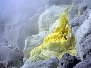 焼岳頂上の噴気孔