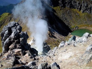 焼岳頂上火口湖と噴気